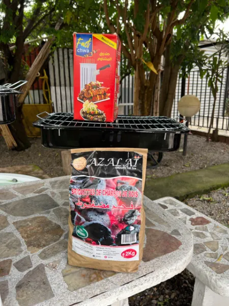 طقم شواء 3في1 شواية قابلة للطي + صندوق تحظير الكباب + 2كلغ فحم مضغوط Pac 3en1 Barbecue Pliable+Boite a Préparation de kebab+Briquettes de Charbon - Image 1