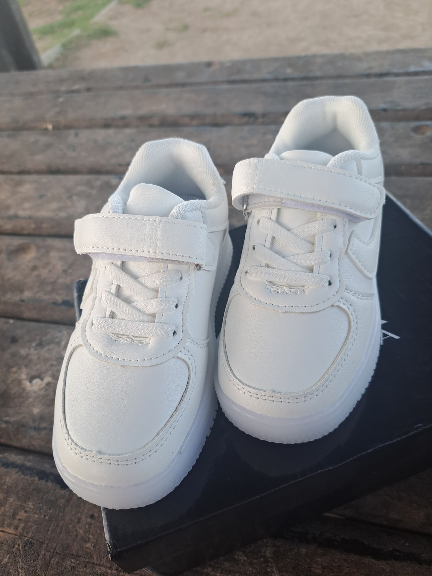 الاحذية المضيْة  - Image 1