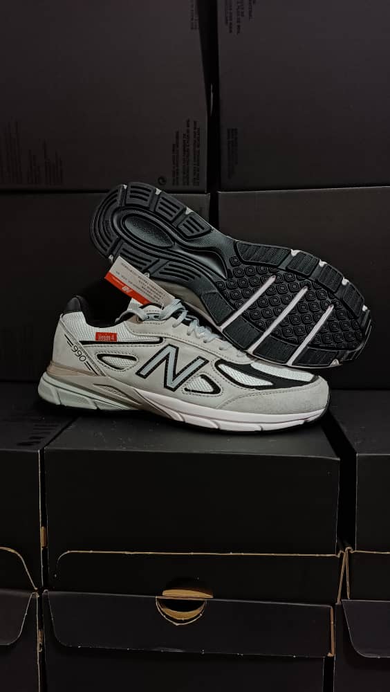 New Balance990V4 سبب التخفيض تبقى كمية قليلة في اللون الابيض - Image 1