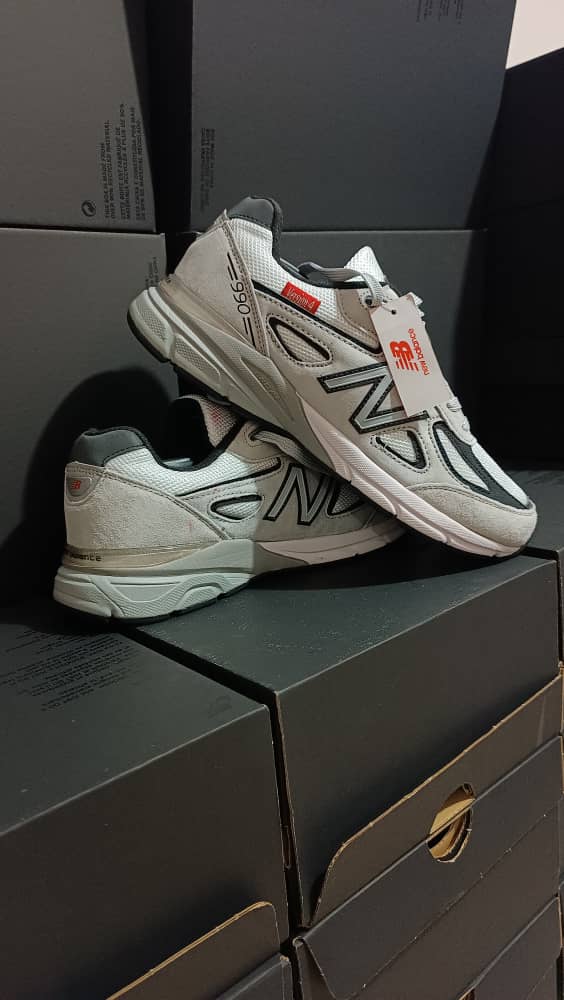 New Balance990V4 سبب التخفيض تبقى كمية قليلة في اللون الابيض - Image 2