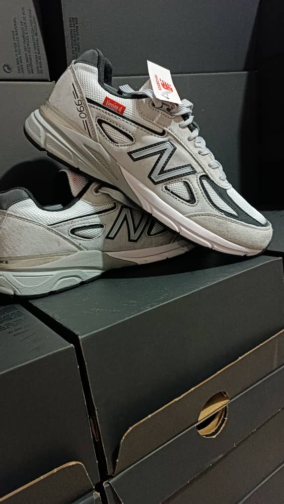 New Balance990V4 سبب التخفيض تبقى كمية قليلة في اللون الابيض - Image 3