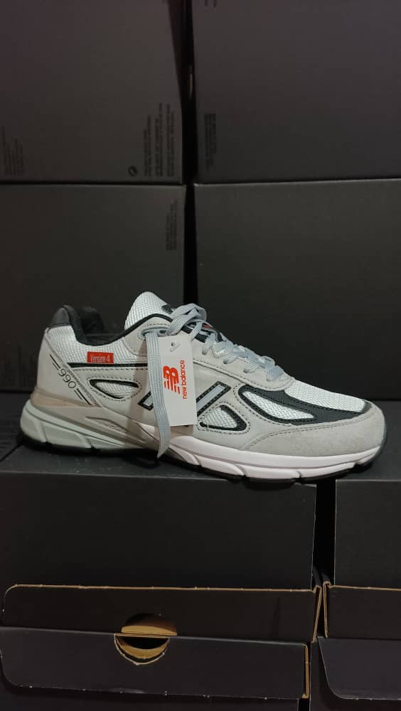 New Balance990V4 سبب التخفيض تبقى كمية قليلة في اللون الابيض - Image 4