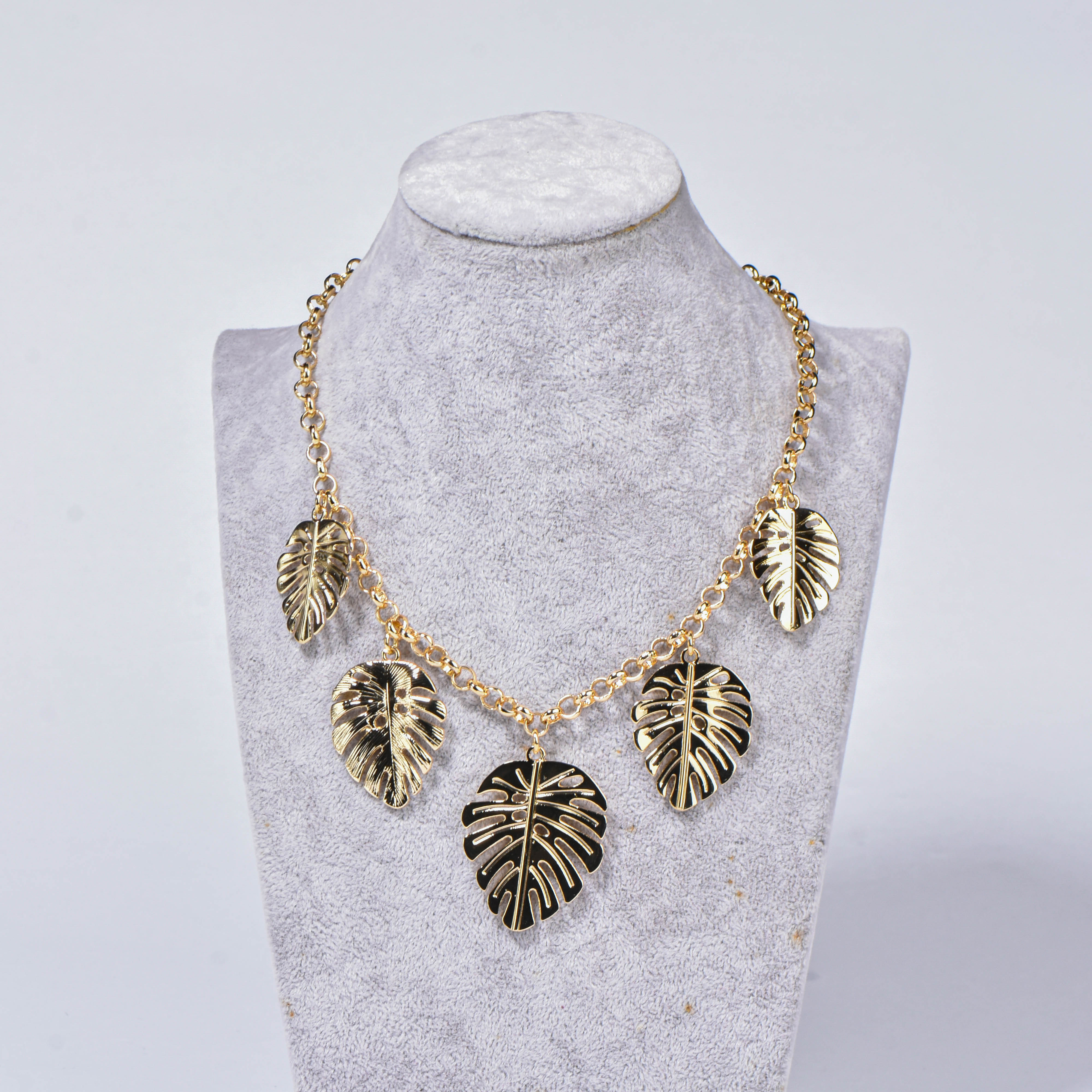 BREEZE LEAF NECKLACE - Image 1