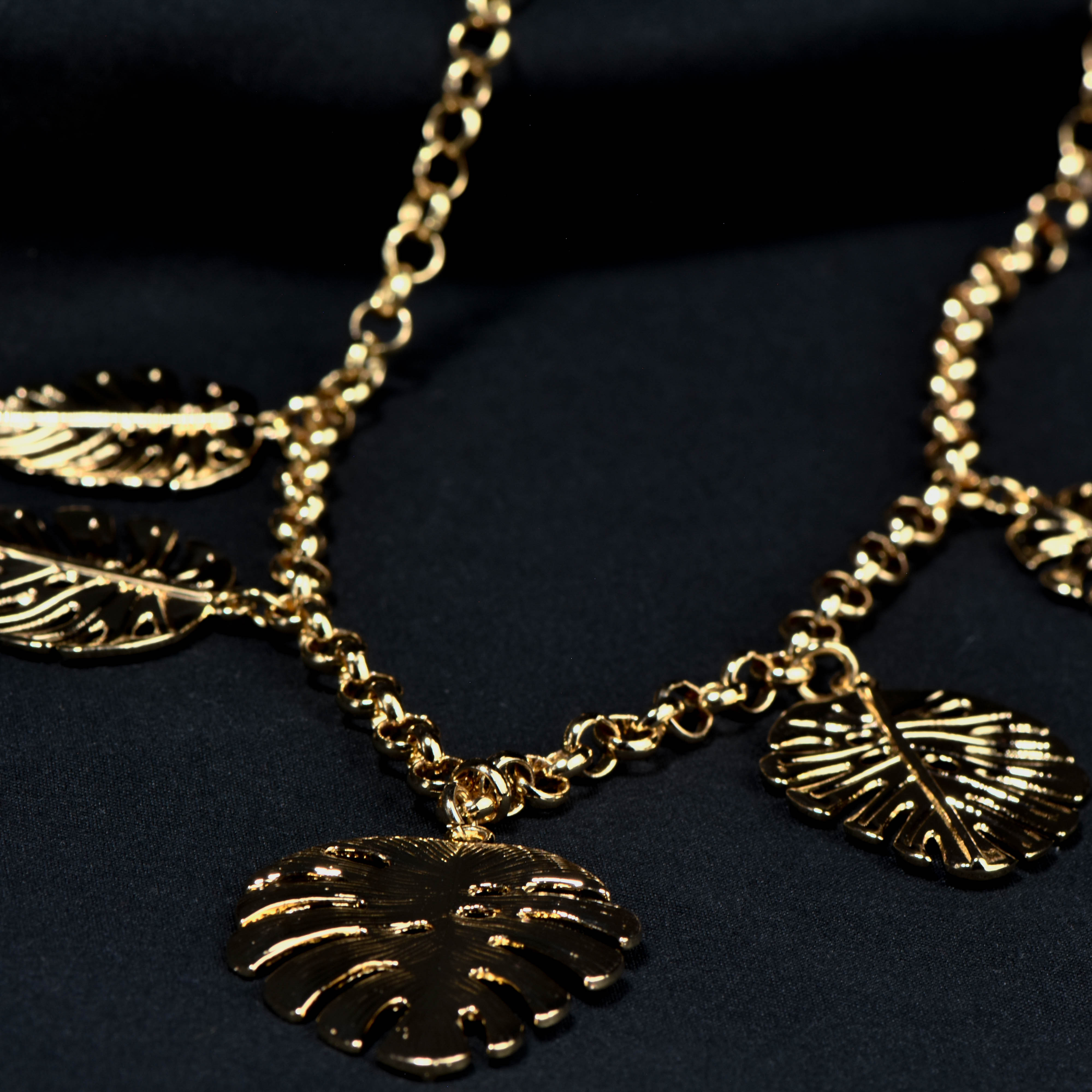 BREEZE LEAF NECKLACE - Image 2