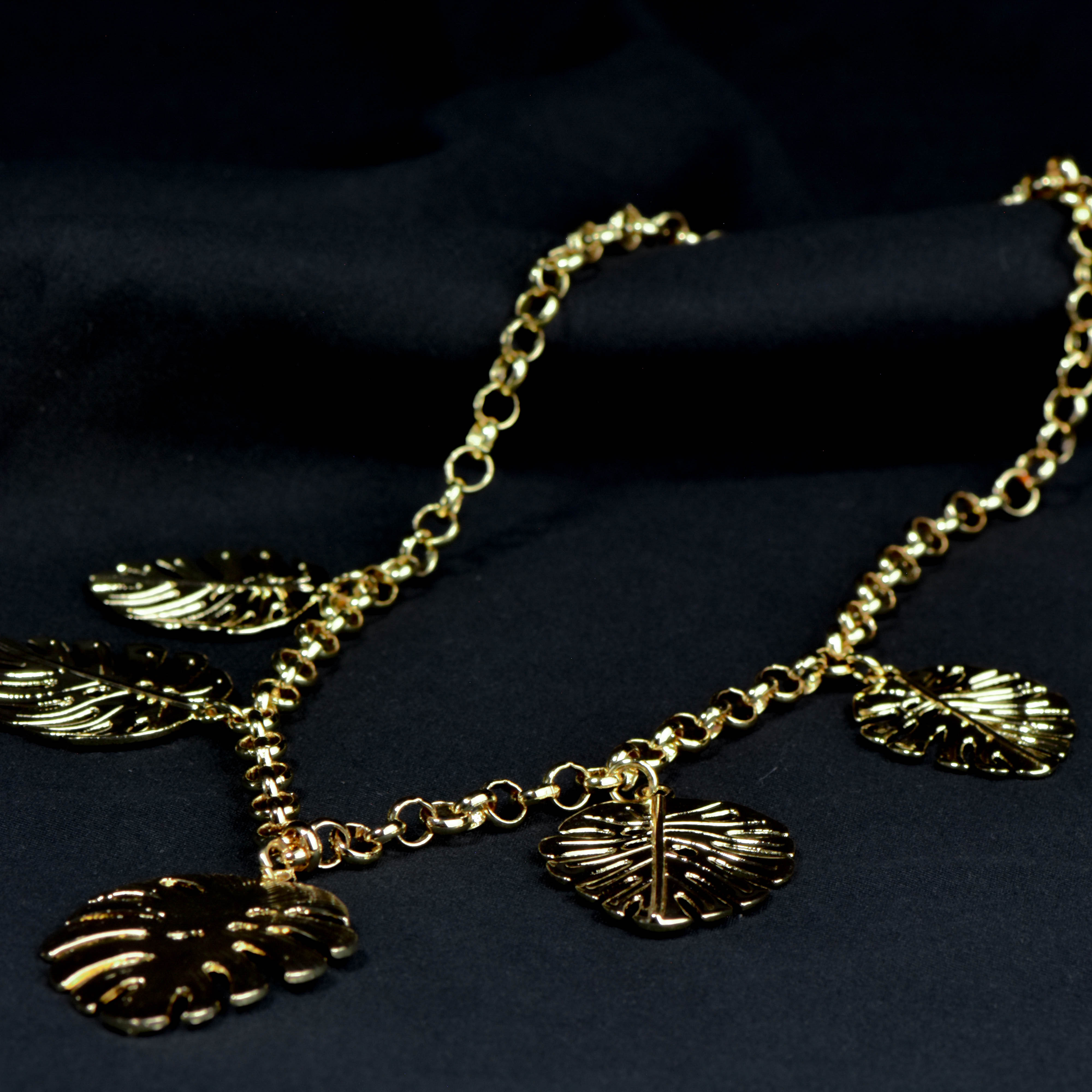 BREEZE LEAF NECKLACE - Image 3