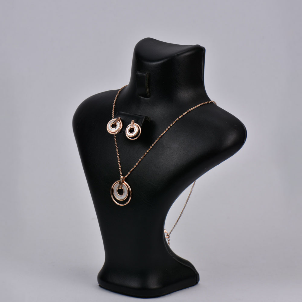 Mahogany Majesty - Image 1