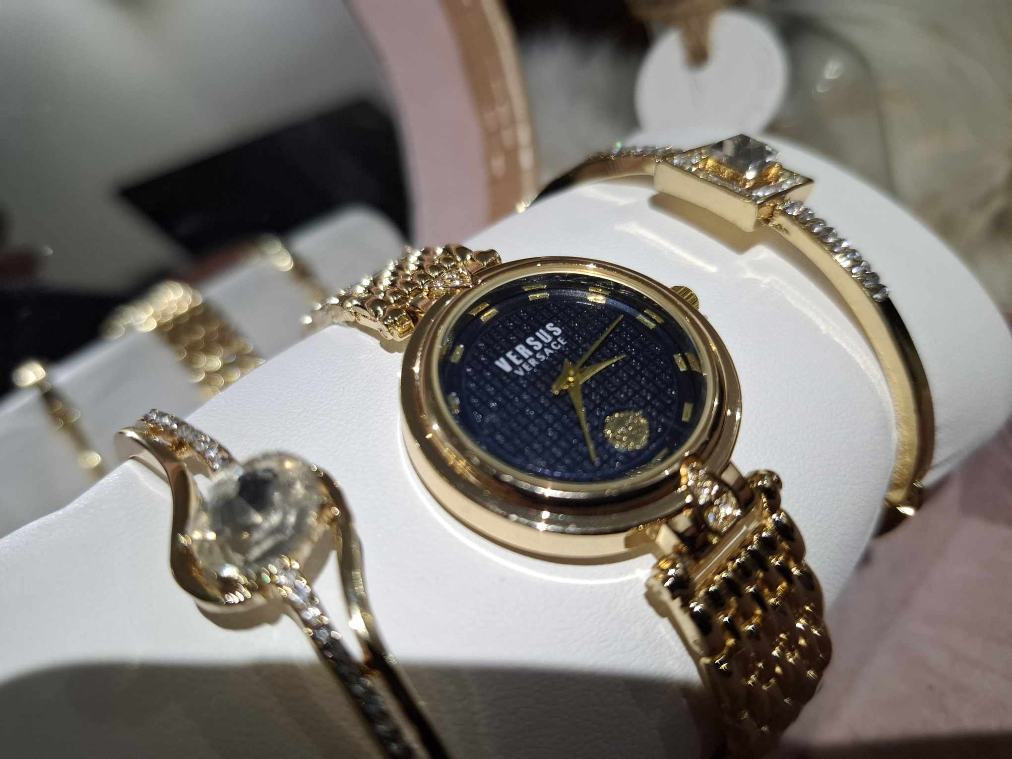 ساعة نسائية Versus Versace