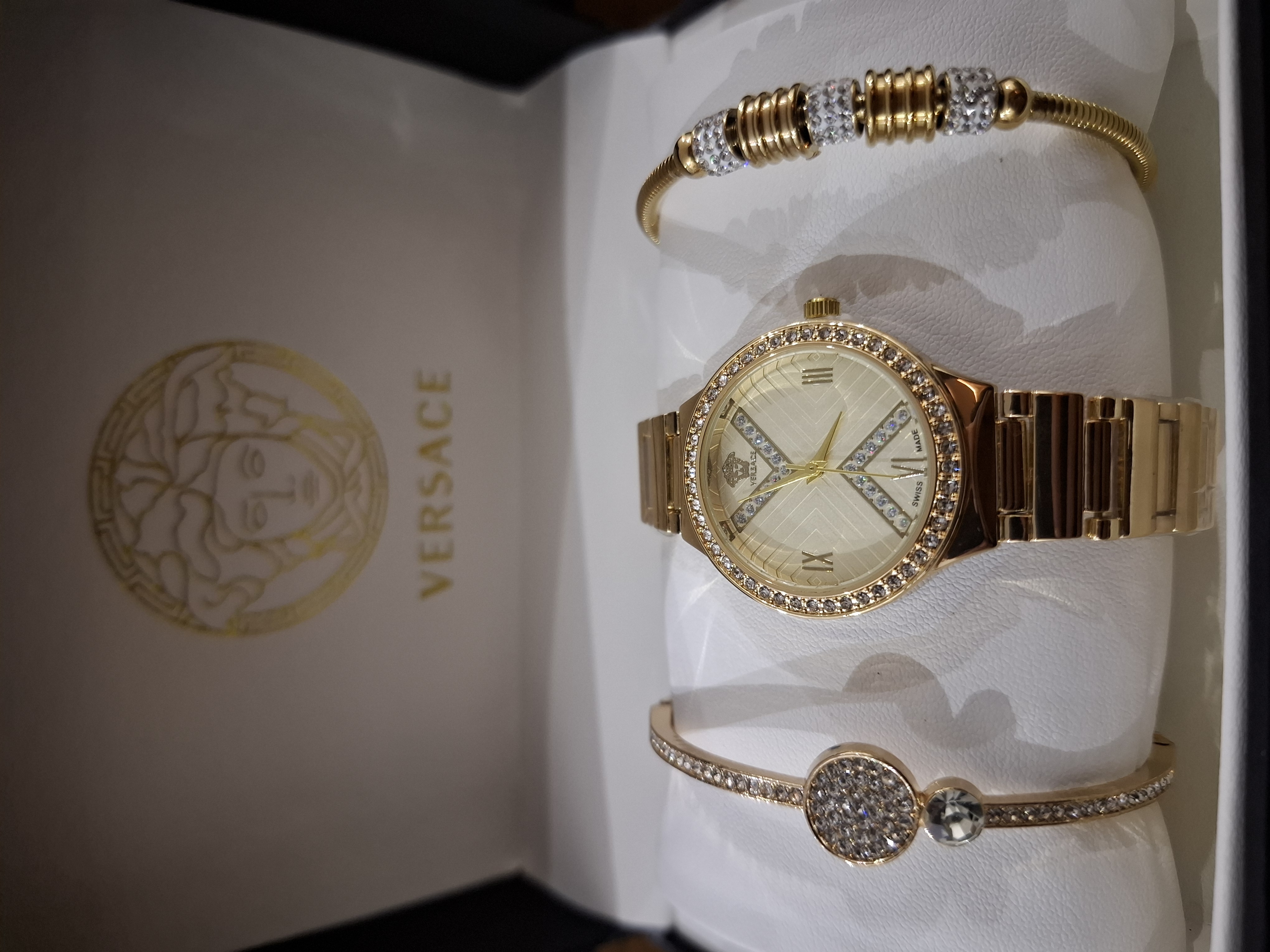 ساعة نسائية Versace