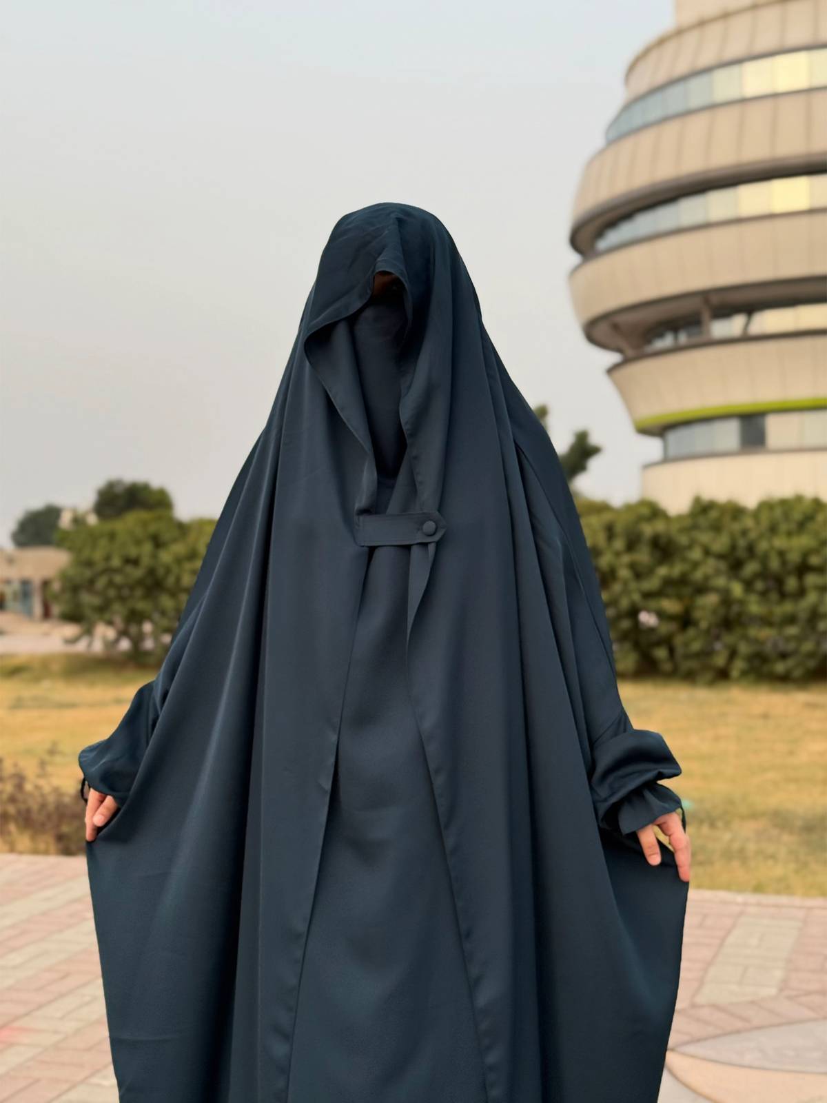 طقم حجاب شرعي فاخر… أنوثة محتشمة تشرق بالحياء 🤍 - Image 4