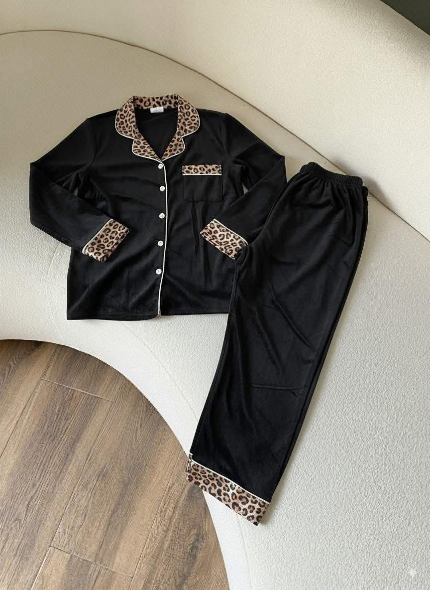 🤩بيجامة حريرية فاخرة بلون أسود أنيق ولمسات منقوشة بطبعة النمر 🐆 - Image 2