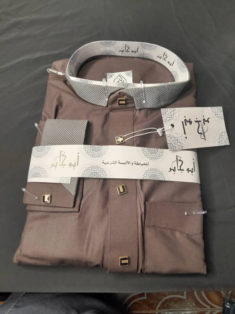 ثوب رجالي فاخر بتفاصيل منسوجة – تصميم خليجي راقٍ وألوان ملكية - Image 3