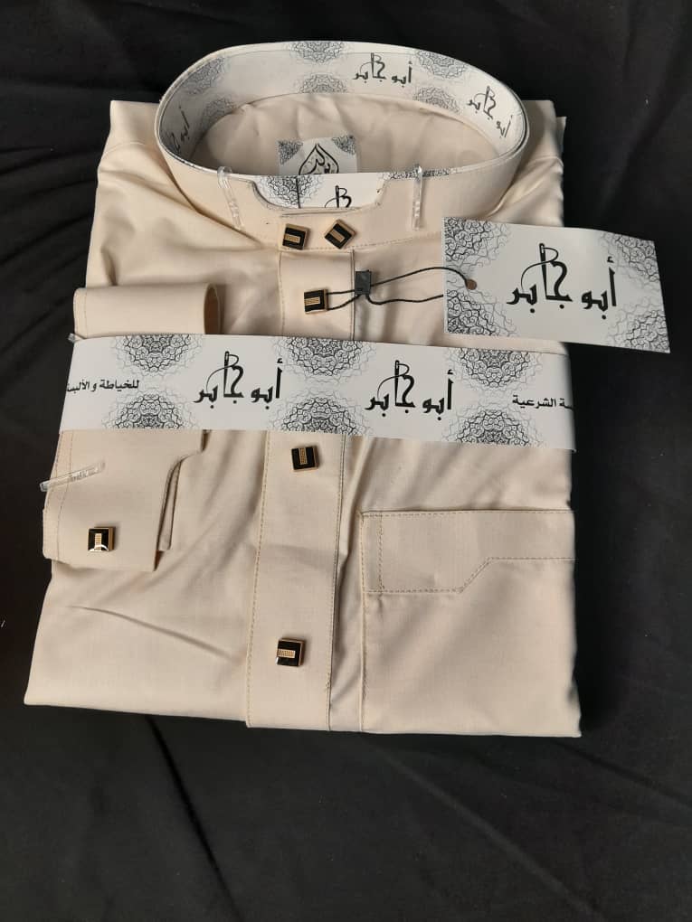 ثوب رجالي راقٍ بتصميم خليجي كلاسيكي – خامة فاخرة وقَصّة مميزة - Image 3